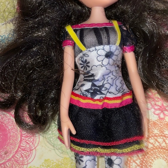 Moxie Girlz Vintage Lexi Artitude Doll with Bike - Picture 6 of 10